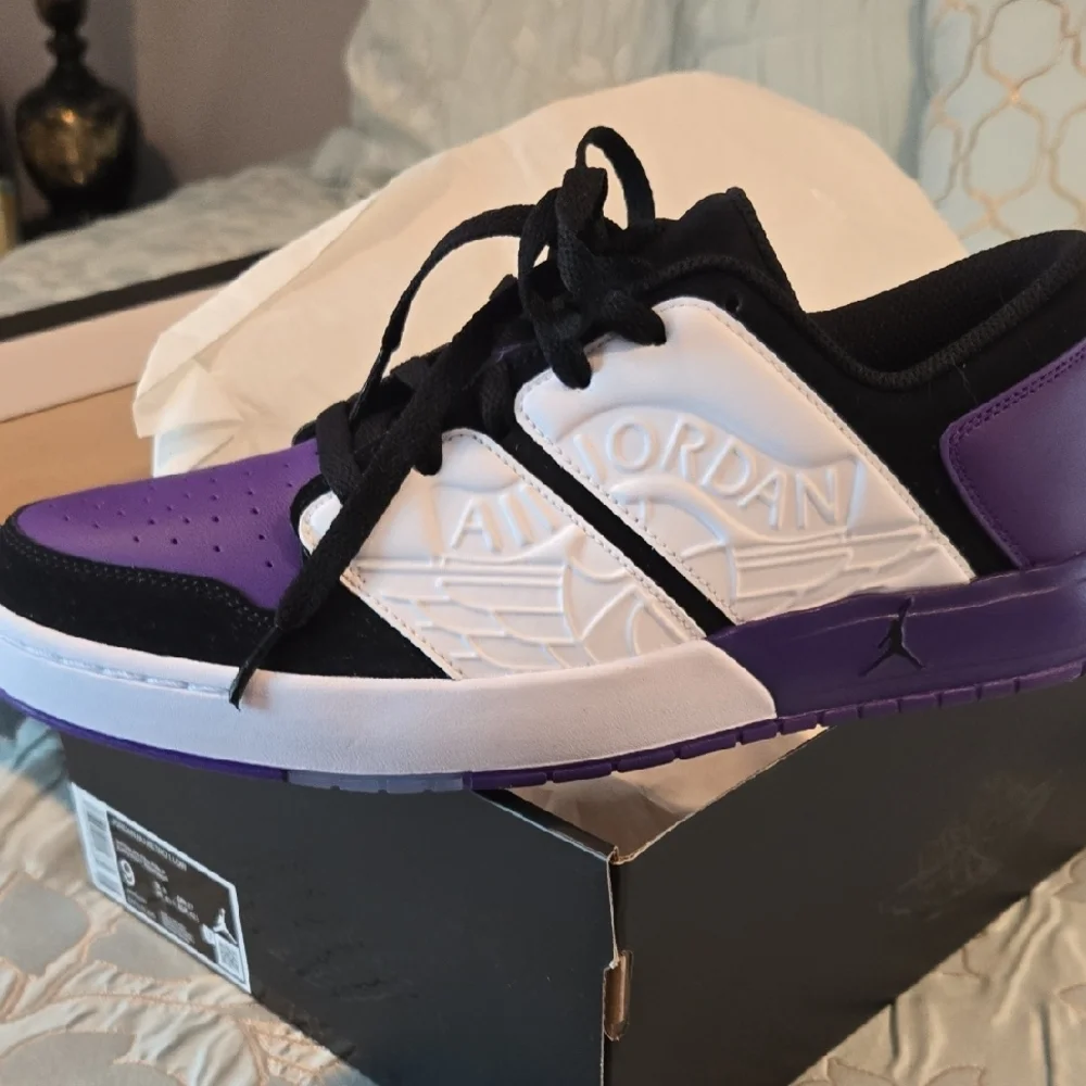 Jordan Athletic Shoes Black and Purple - Picture 6 of 10